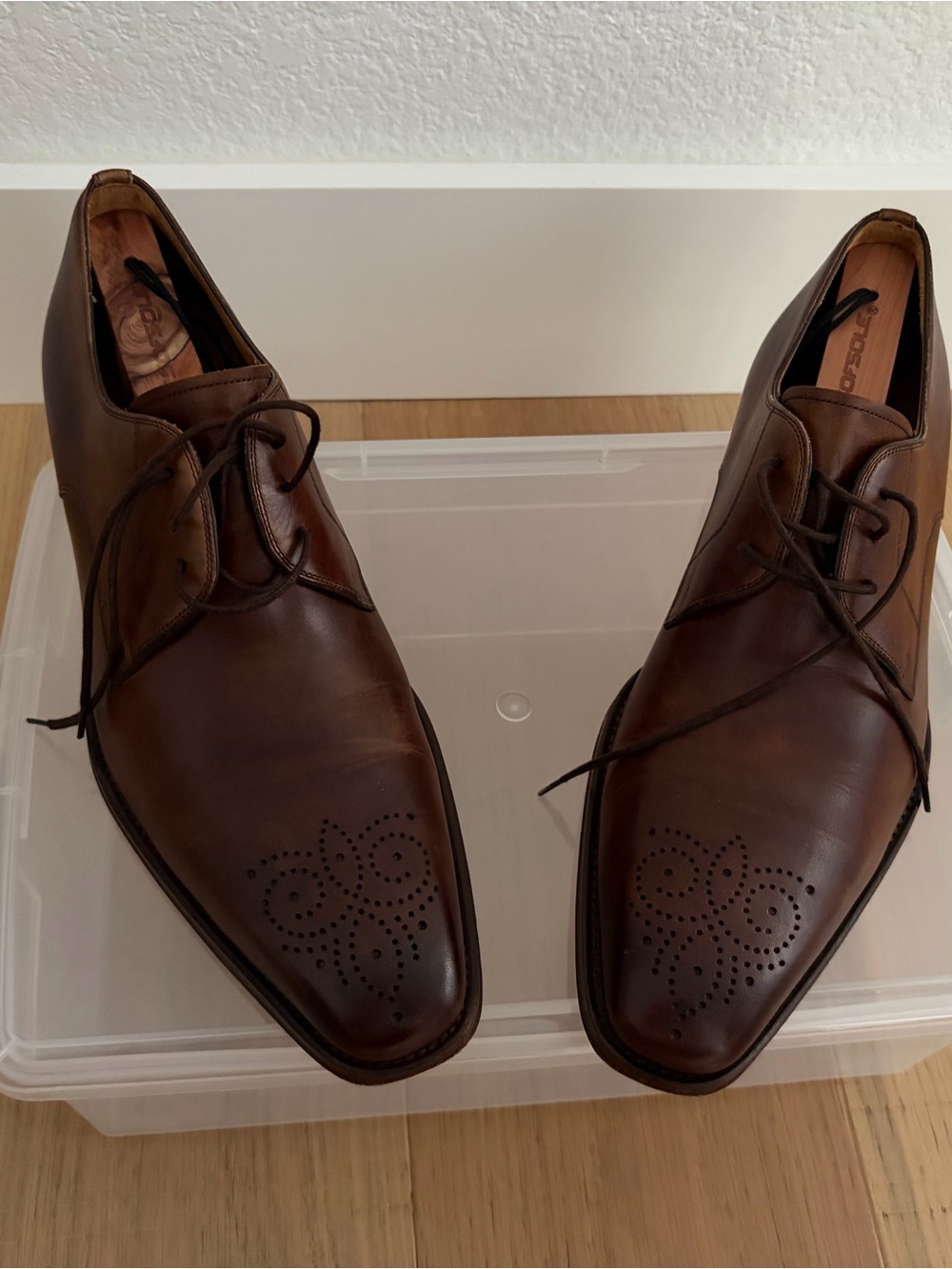 Magnanni Men's Brown Leather Derby Shoes with Decorative Toe Perforation
